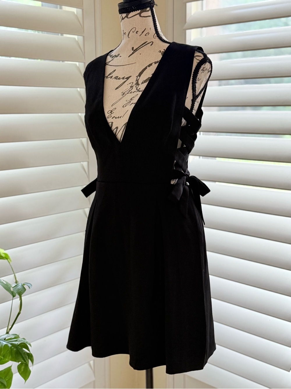 BCBGMAXAZRIA Black Lattice Side Tie Mini Dress Size 0/2 EUC